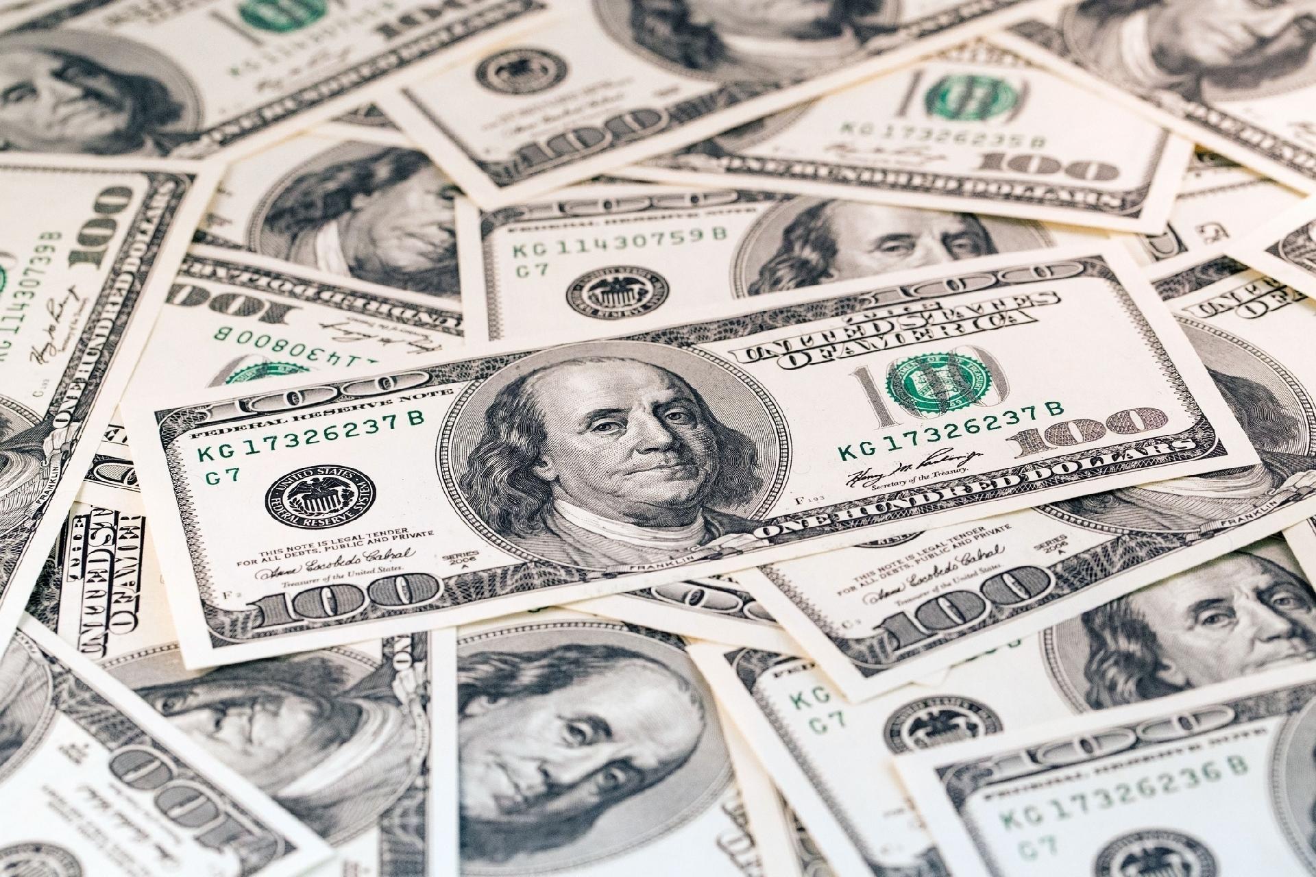 Dólar fecha acima de R$ 5,50 pela primeira vez em um mês